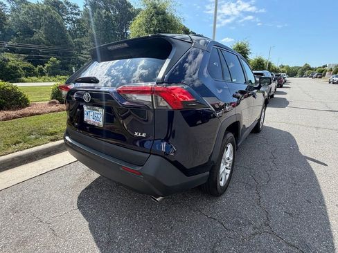 Used 2021 Toyota RAV4 XLE w/ Convenience Package FWD image 3