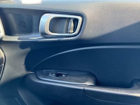Used 2025 Hyundai Venue SEL FWD image 16