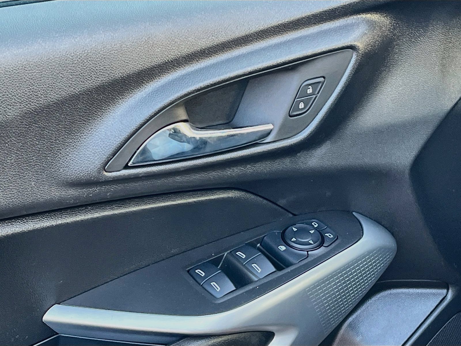 Used 2025 Chevrolet Trax LS FWD image 18