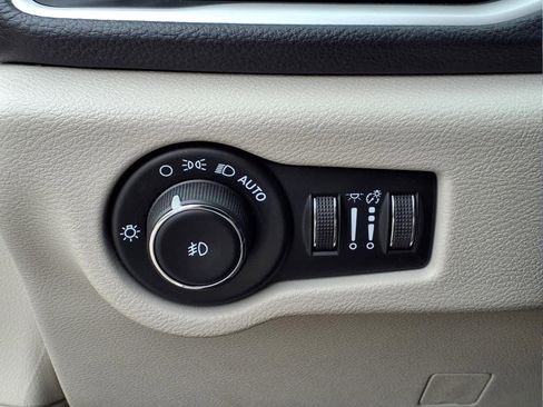 Used 2024 Chrysler Pacifica Touring-L FWD image 18