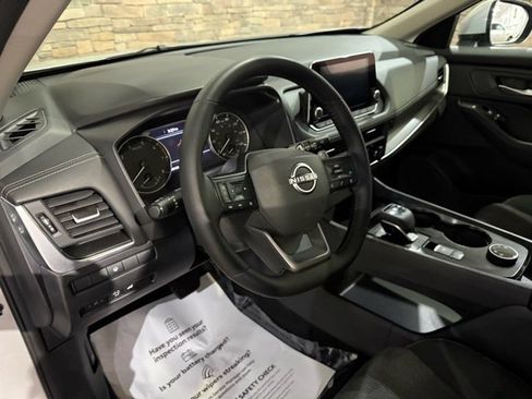 Certified 2025 Nissan Rogue SV image 10