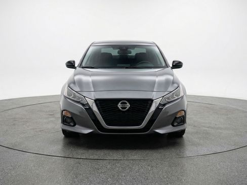 Used 2025 Nissan Altima 2.5 SV FWD image 2