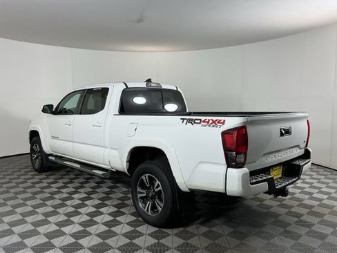 Used 2018 Toyota Tacoma TRD Sport AWD/4WD image 6