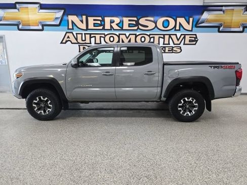 Used 2018 Toyota Tacoma TRD Off-Road AWD/4WD image 4