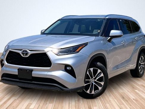 Used 2021 Toyota Highlander XLE FWD image 1