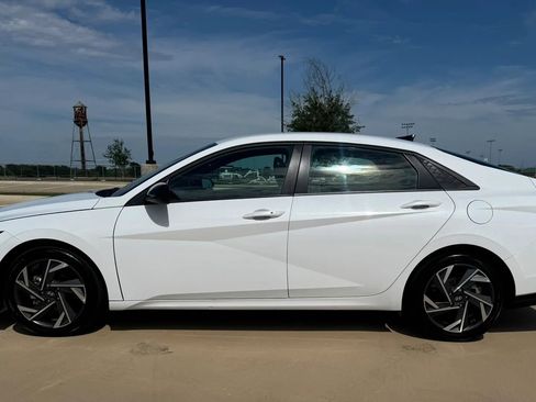 Used 2025 Hyundai Elantra Sport FWD image 9