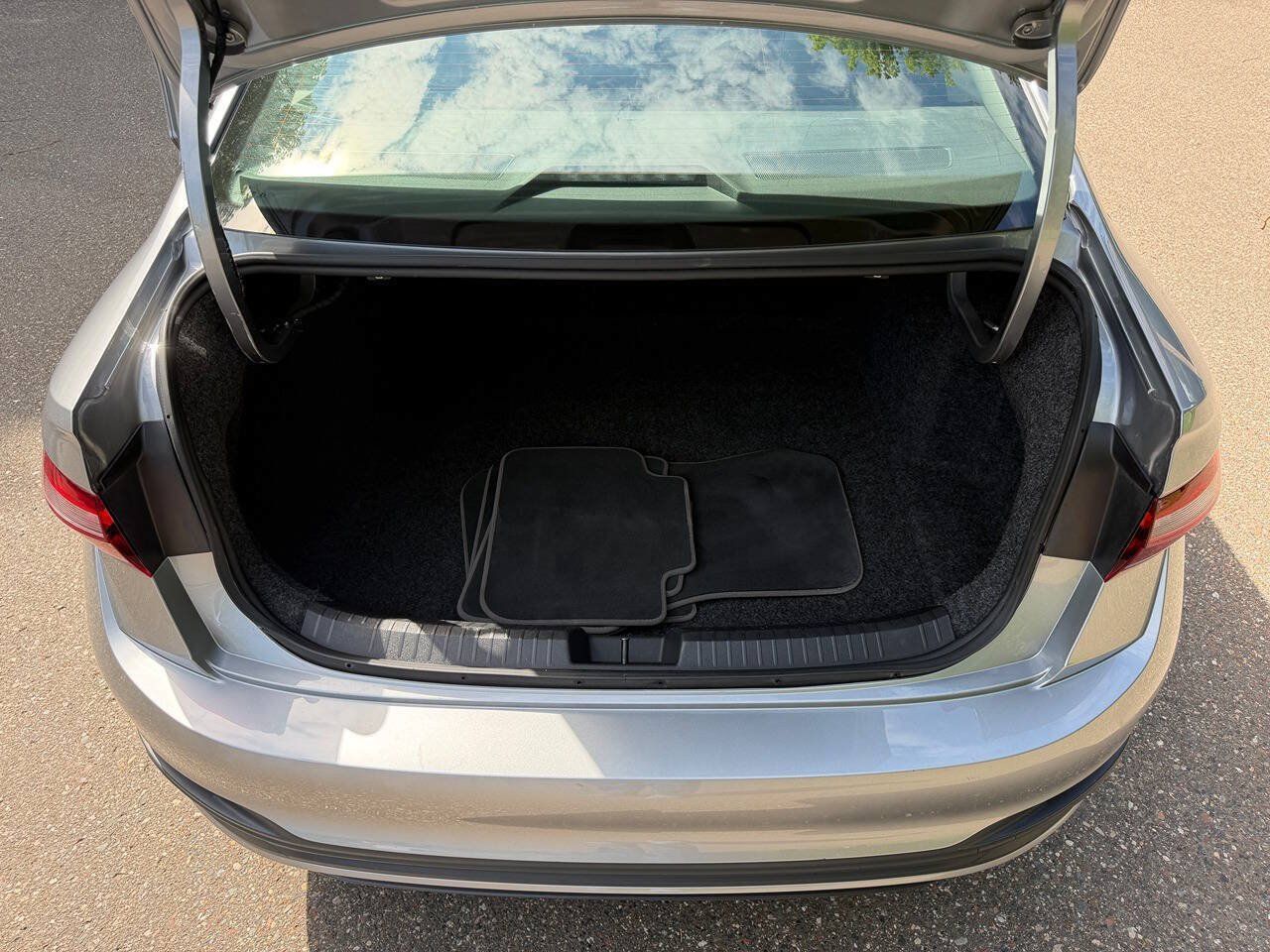 Used 2025 Volkswagen Jetta SE FWD image 5