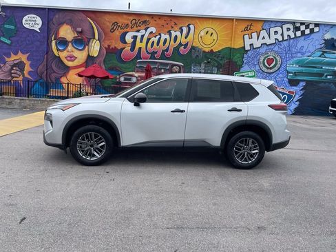 Used 2024 Nissan Rogue S AWD/4WD image 2