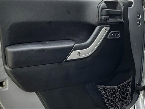 Used 2016 Jeep Wrangler Unlimited Rubicon w/ Connectivity Group image 18