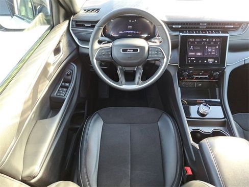 Used 2024 Jeep Grand Cherokee Altitude image 12