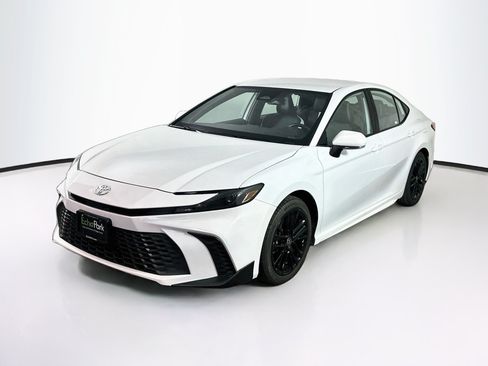 Used 2025 Toyota Camry SE FWD image 3