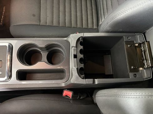 Used 2014 Dodge Challenger SXT image 28