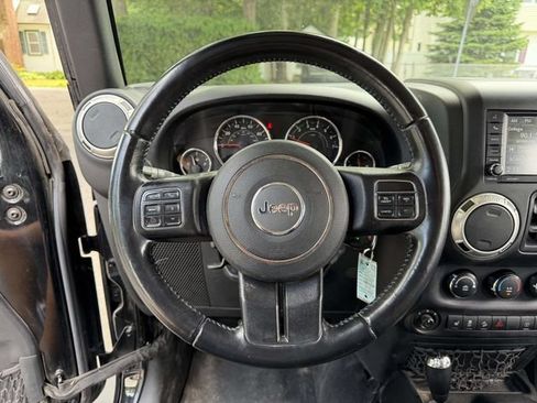 Used 2017 Jeep Wrangler Unlimited Sahara w/ Connectivity Group AWD/4WD image 19