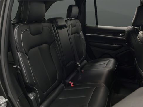 Used 2025 Jeep Grand Cherokee Limited AWD/4WD image 23