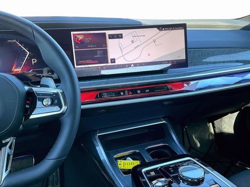 Used 2025 BMW 760i xDrive w/ Premium Package image 9