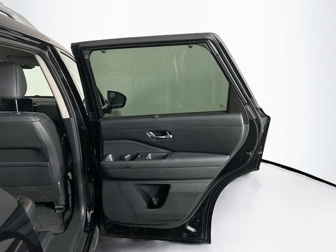 Used 2025 Nissan Pathfinder SL image 32