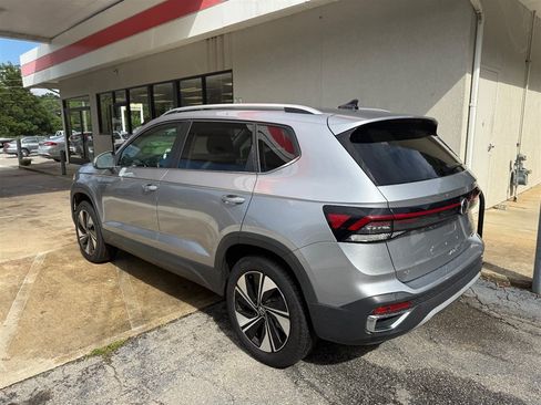 Used 2025 Volkswagen Taos SE AWD/4WD image 10