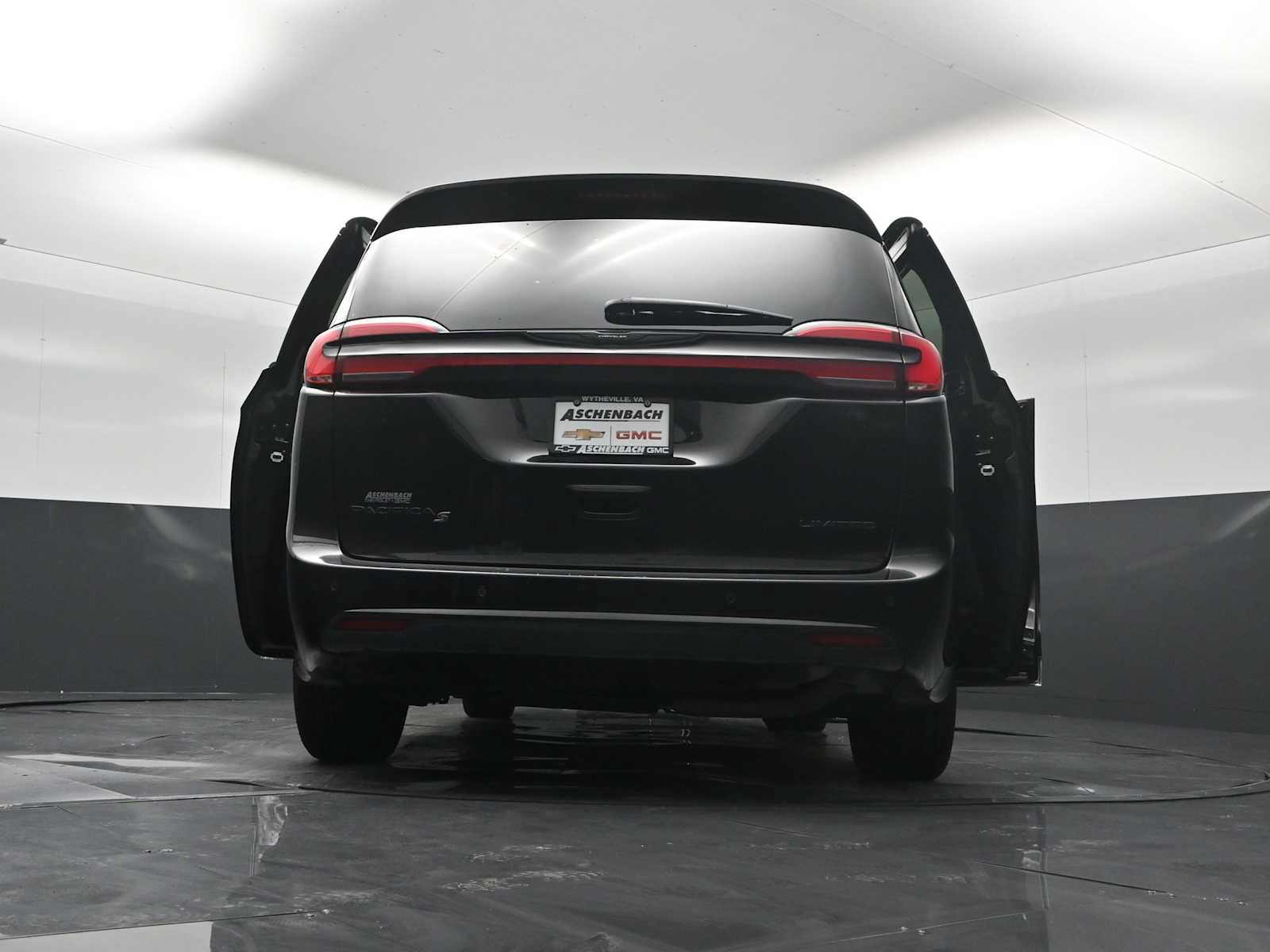 Used 2025 Chrysler Pacifica Limited FWD image 30