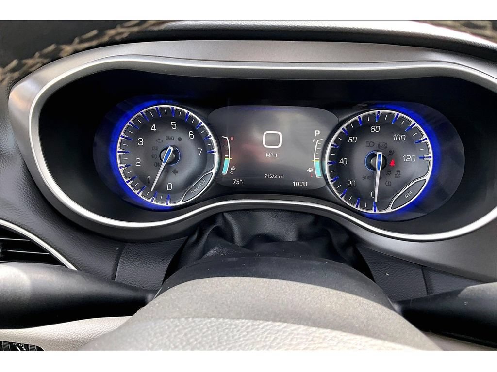 Used 2022 Chrysler Pacifica Touring-L FWD image 13