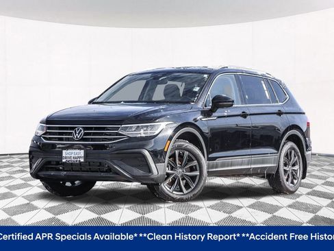 Certified 2024 Volkswagen Tiguan SE image 2