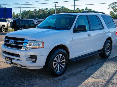 Used 2017 Ford Expedition XLT image 2