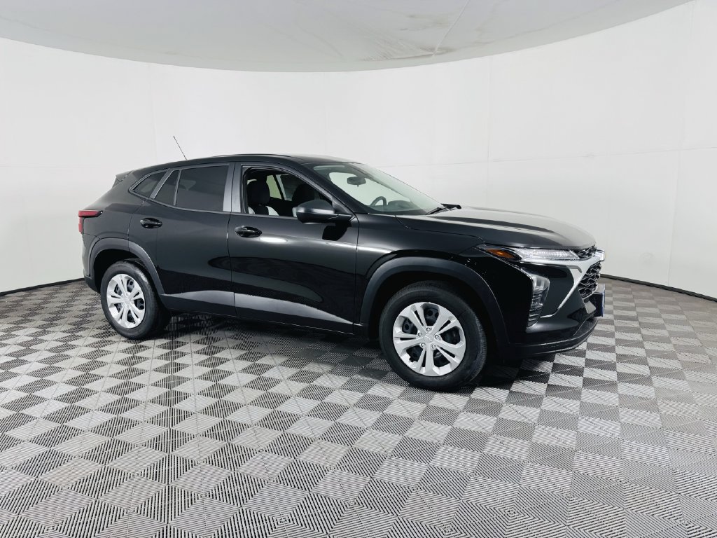 Used 2026 Chevrolet Trax LS FWD image 2