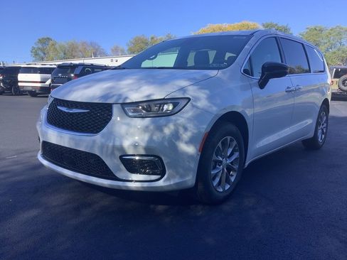 New 2026 Chrysler Pacifica Select image 8