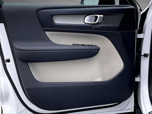 Certified 2023 Volvo XC40 B5 Plus w/ Climate Package image 20