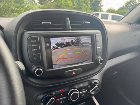 Used 2025 Kia Soul LX w/ LX Technology Package FWD image 18