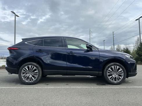 Used 2022 Toyota Venza XLE image 3