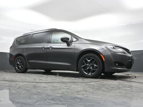 Used 2020 Chrysler Pacifica Touring-L Plus image 36