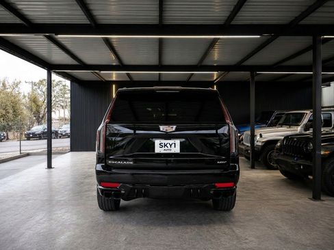 Used 2023 Cadillac Escalade ESV V AWD/4WD image 2