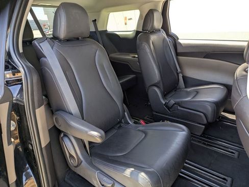 Used 2025 Kia Carnival FWD image 27
