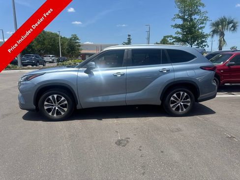Used 2023 Toyota Highlander XLE FWD image 2