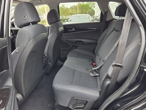 Used 2017 Kia Sorento L FWD image 11
