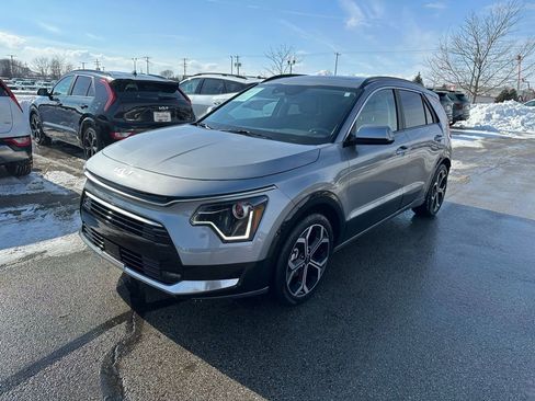 Certified 2025 Kia Niro EX Touring image 3