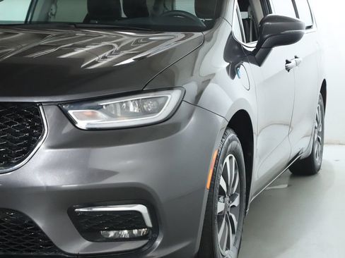 Used 2023 Chrysler Pacifica Touring-L FWD image 5