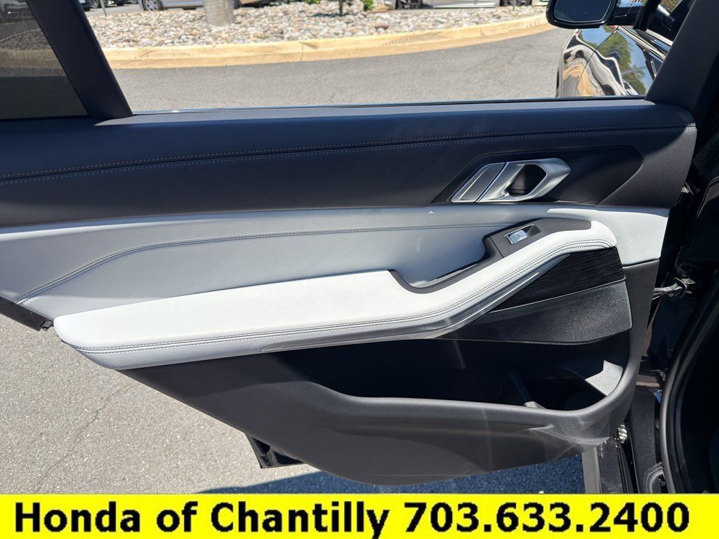 Used 2023 BMW X7 xDrive40i w/ M Sport Package AWD/4WD image 24