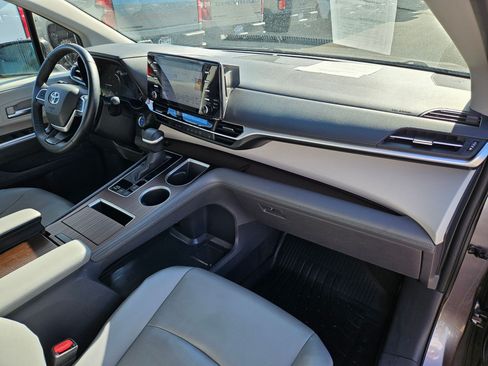 Used 2021 Toyota Sienna XLE AWD/4WD image 32