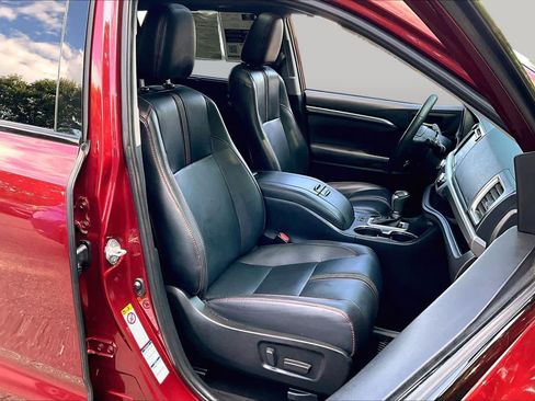 Used 2019 Toyota Highlander SE w/ Nightshade Edition AWD/4WD image 8