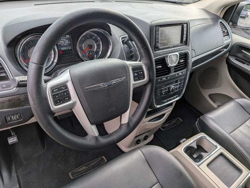 Used 2016 Chrysler Town & Country Touring-L FWD image 13