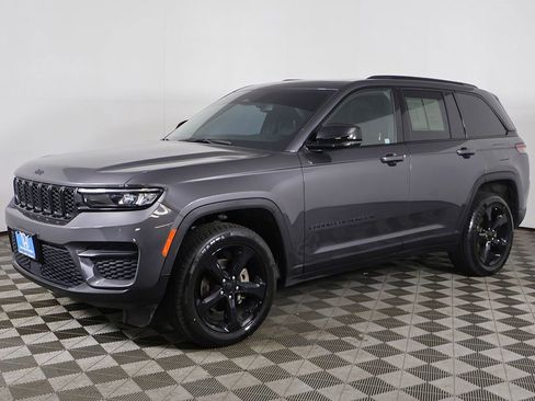 Used 2023 Jeep Grand Cherokee Altitude AWD/4WD image 9