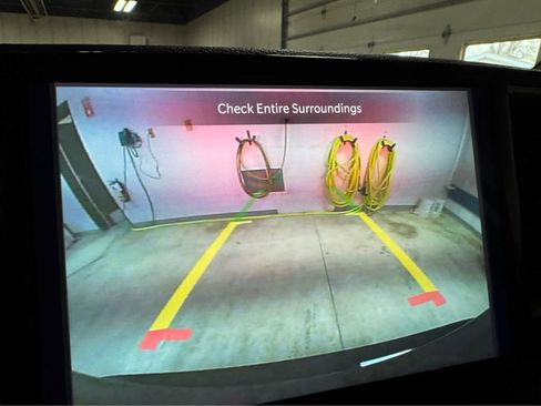 Used 2024 Chrysler Pacifica Touring-L image 17