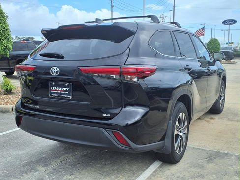 Used 2022 Toyota Highlander XLE FWD image 4