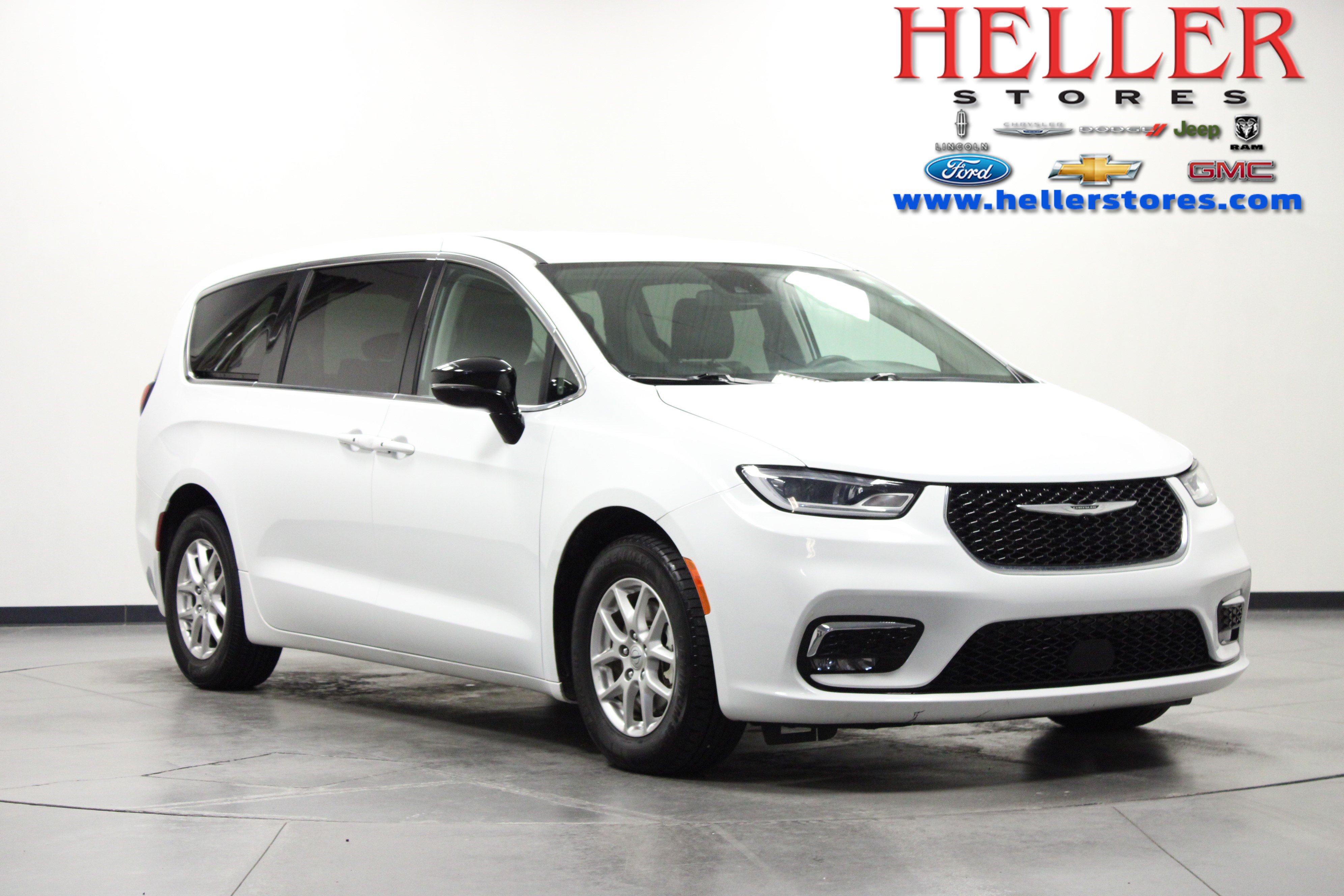 Used 2024 Chrysler Pacifica Touring-L FWD image 1