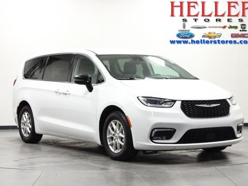 Used 2024 Chrysler Pacifica Touring-L FWD image 1