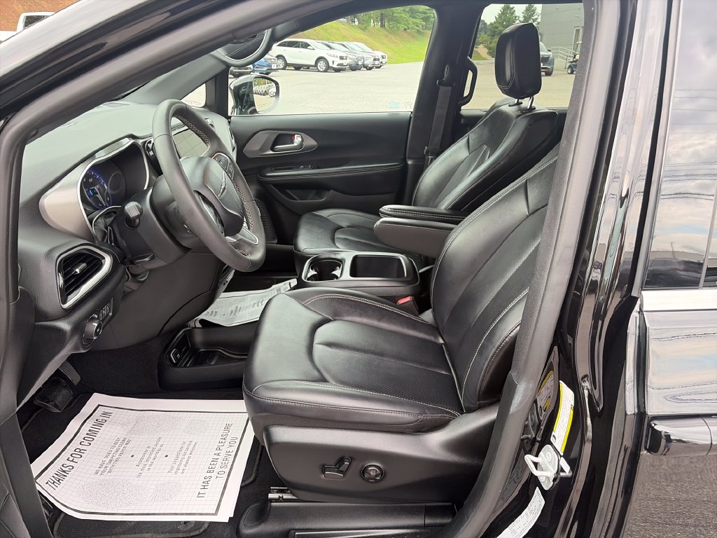 Used 2025 Chrysler Pacifica Select FWD image 10