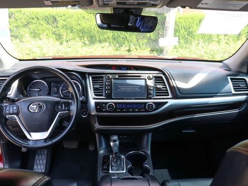 Used 2019 Toyota Highlander XLE image 26