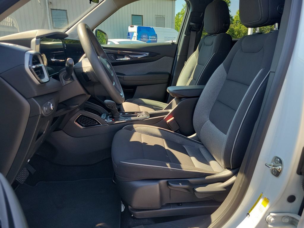 Used 2025 Chevrolet TrailBlazer LT FWD image 20