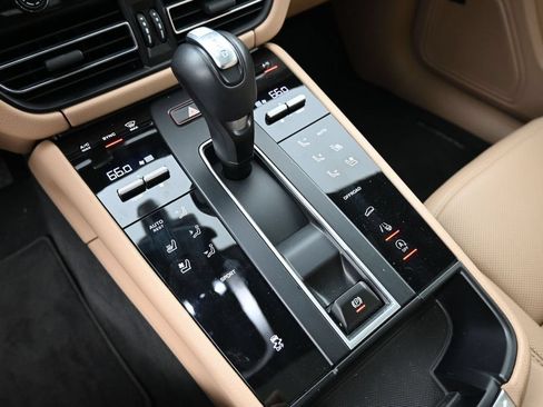 Certified 2025 Porsche Macan AWD/4WD image 22